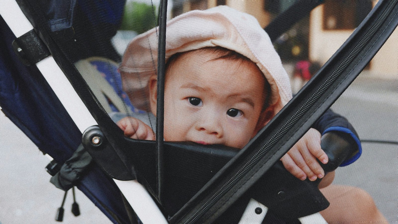 Carrinho com bebê conforto e base: como decidir a melhor versão